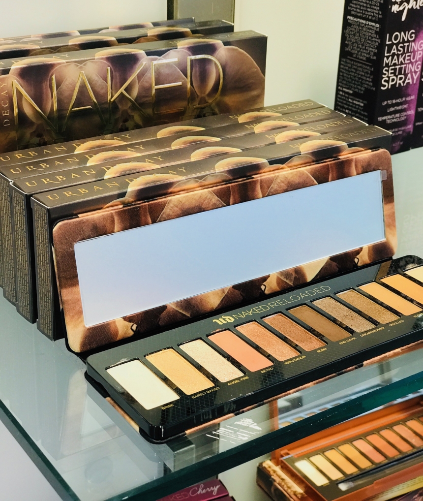 Paletta di Ombretti in polvere, del marchio Urban Decay, Naked reloaded, in vendita presso la profumeria di Manor Balerna, Centro Breggia